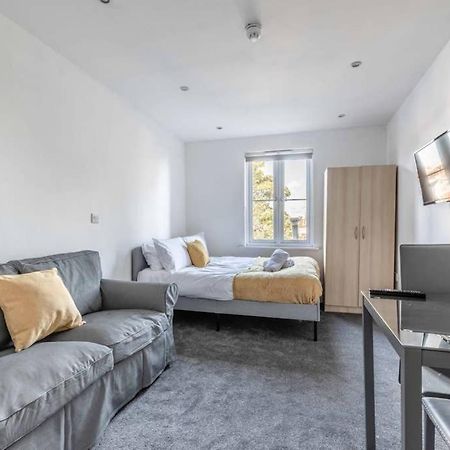 Modern Apartment On Egham High St And Close To Royal Holloway Экстерьер фото
