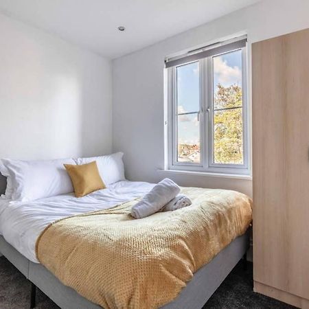 Modern Apartment On Egham High St And Close To Royal Holloway Экстерьер фото