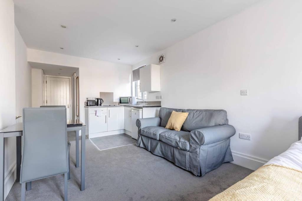 Modern Apartment On Egham High St And Close To Royal Holloway Экстерьер фото