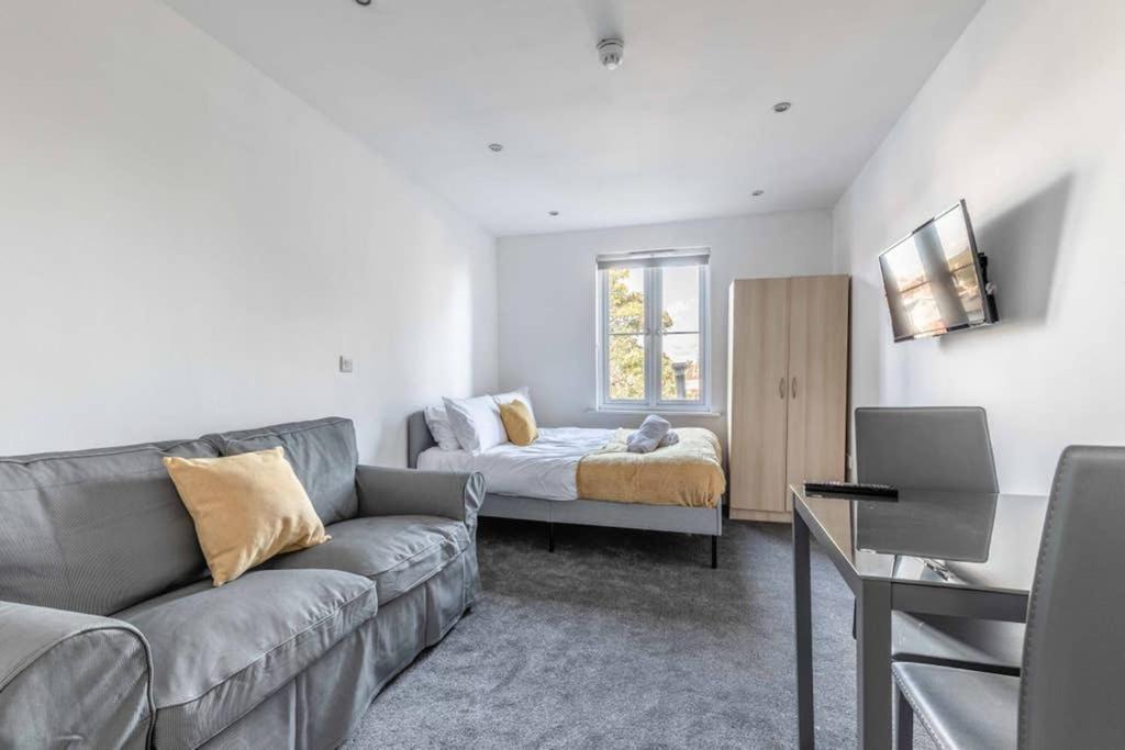 Modern Apartment On Egham High St And Close To Royal Holloway Экстерьер фото
