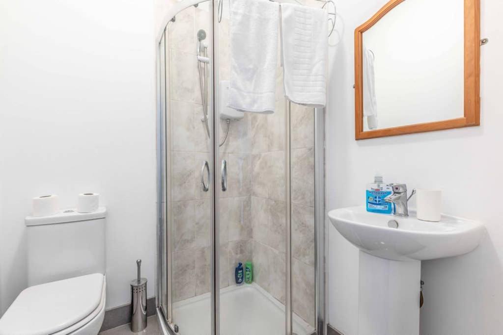 Modern Apartment On Egham High St And Close To Royal Holloway Экстерьер фото