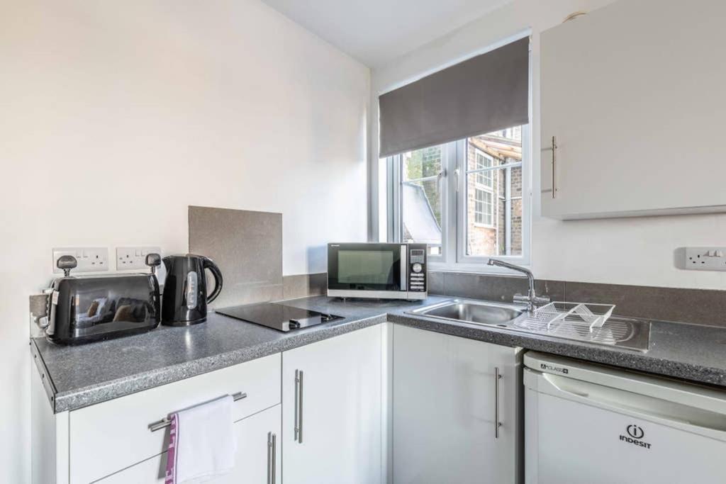 Modern Apartment On Egham High St And Close To Royal Holloway Экстерьер фото