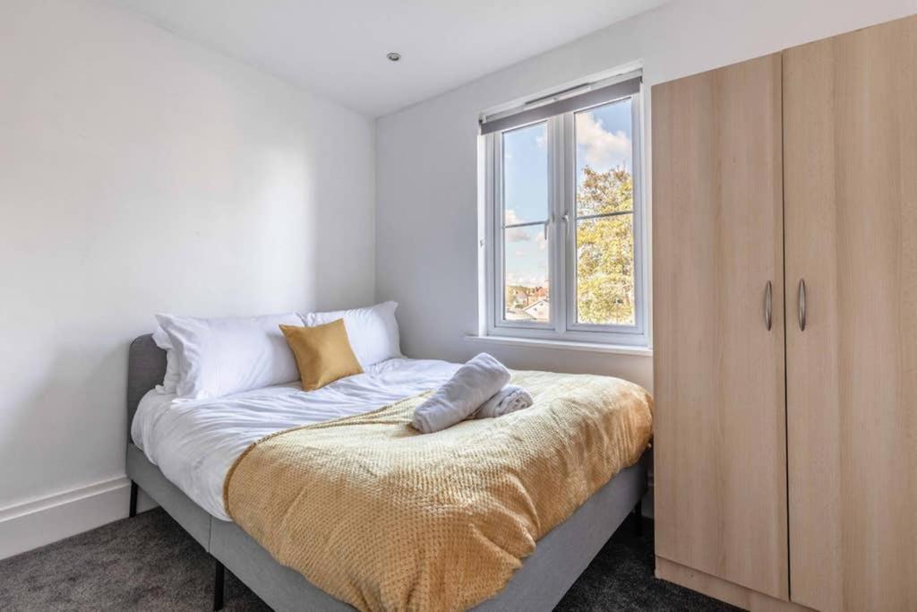 Modern Apartment On Egham High St And Close To Royal Holloway Экстерьер фото