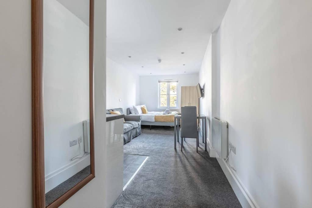 Modern Apartment On Egham High St And Close To Royal Holloway Экстерьер фото