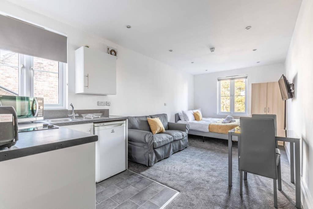 Modern Apartment On Egham High St And Close To Royal Holloway Экстерьер фото